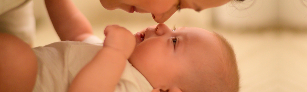 Hoe verzorg je de huid van een pasgeboren baby